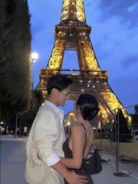 Ảnh bìa của Hai Thế Giới
